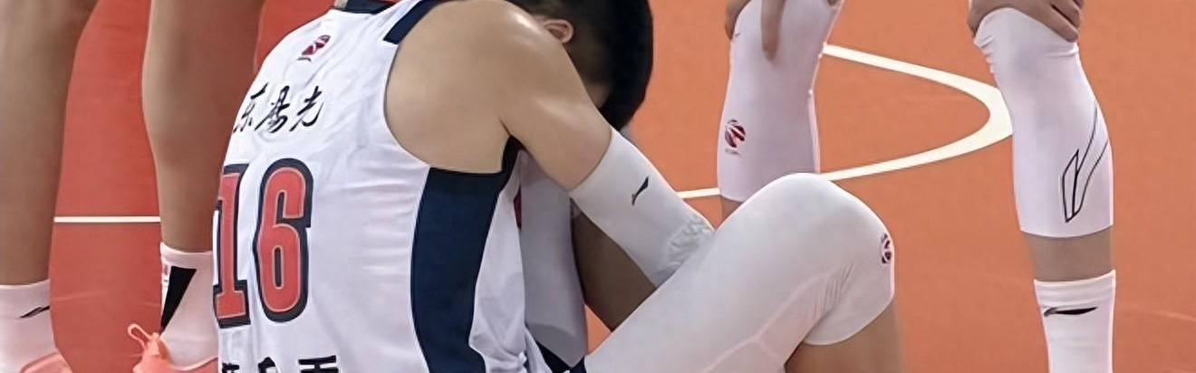 澳客官方网-谁注意到，焦泊乔被队友绊倒，绊倒者扬长而去，其他队友纷纷看望